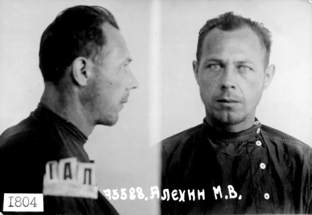 Максим Васильевич Алехин Родился в 1906 г. Место рождения: Моск. обл., Раменский р-н, д. Бахтеево. Русский. Род деятельности к моменту ареста - "Ленинская ж.д., станция Быково, 3-я дистанция контактной сети: электромонтер". Был беспартийным. Максим Васильевич Алехин Родился в 1906 г. Место рождения: Моск. обл., Раменский р-н, д. Бахтеево. Русский. Род деятельности к моменту ареста - "Ленинская ж.д., станция Быково, 3-я дистанция контактной сети: электромонтер". Был беспартийным.