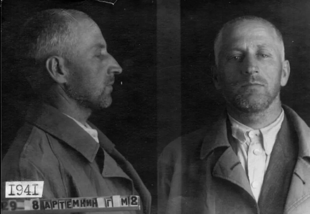 Георгий Михайлович Артемкин Родился в 1896 г. Место рождения: Моск. обл., Рязанский р-н, с. Семкино. Русский. Род деятельности к моменту ареста - "шофер без определенного места работы". Георгий Михайлович Артемкин Родился в 1896 г. Место рождения: Моск. обл., Рязанский р-н, с. Семкино. Русский. Род деятельности к моменту ареста - "шофер без определенного места работы".