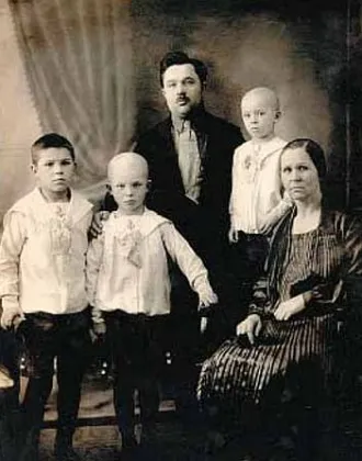 Малышев Иван Петрович с семьей