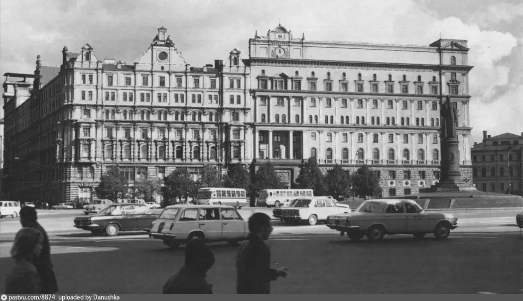 "Приемная КГБ" и аккуратное, золотом по черному, на десятилетия, на века сделанное объявление: "Прием граждан круглосуточно"...