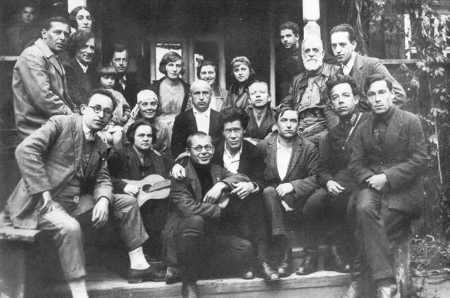 Сарвар и Кави познакомились в 1920-х на литературном вечере в Казани. Оба были почти ровесниками века – Сарвар родилась 5 апреля, а Кави 15 декабря 1901 года. Кави уже в 12 лет начал писать стихи. Сарвар ещё в детстве перевела на татарский язык сказку «Мальчик-с-пальчик». Кроме русского и татарского в совершенстве знала казахский, башкирский, арабский и немецкий. Как и многие в те годы, они мечтали о независимости и предпочли гражданский брак. В 1927 г. на свет появился сын Тансык. Нежметдиновы жили скромно, богатства, кроме книг, не нажили. Сарвар переводила на татарский Катаева, Горького, Толстого, Пушкина, Дефо, Свифта. Кави одну за другой публиковал свои книги, его называли одним из самых популярных татарских писателей. В 1930-х семья получила квартиру в доме № 19 по ул. Международной (ныне ул. К. Наджми), которая скоро превратилась в «писательский клуб» - здесь бывали их друзья Хасан Туфан, Фатых Карим и другие известные татарские поэты и писатели. Вскоре Наджми стал одним из самых молодых председателей Союза писателей ТАССР, нажив завистников.