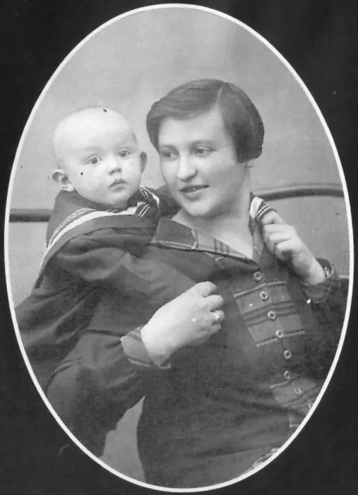 Сарвар и Кави познакомились в 1920-х на литературном вечере в Казани. Оба были почти ровесниками века – Сарвар родилась 5 апреля, а Кави 15 декабря 1901 года. Кави уже в 12 лет начал писать стихи. Сарвар ещё в детстве перевела на татарский язык сказку «Мальчик-с-пальчик». Кроме русского и татарского в совершенстве знала казахский, башкирский, арабский и немецкий. Как и многие в те годы, они мечтали о независимости и предпочли гражданский брак. В 1927 г. на свет появился сын Тансык. Нежметдиновы жили скромно, богатства, кроме книг, не нажили. Сарвар переводила на татарский Катаева, Горького, Толстого, Пушкина, Дефо, Свифта. Кави одну за другой публиковал свои книги, его называли одним из самых популярных татарских писателей. В 1930-х семья получила квартиру в доме № 19 по ул. Международной (ныне ул. К. Наджми), которая скоро превратилась в «писательский клуб» - здесь бывали их друзья Хасан Туфан, Фатых Карим и другие известные татарские поэты и писатели. Вскоре Наджми стал одним из самых молодых председателей Союза писателей ТАССР, нажив завистников.