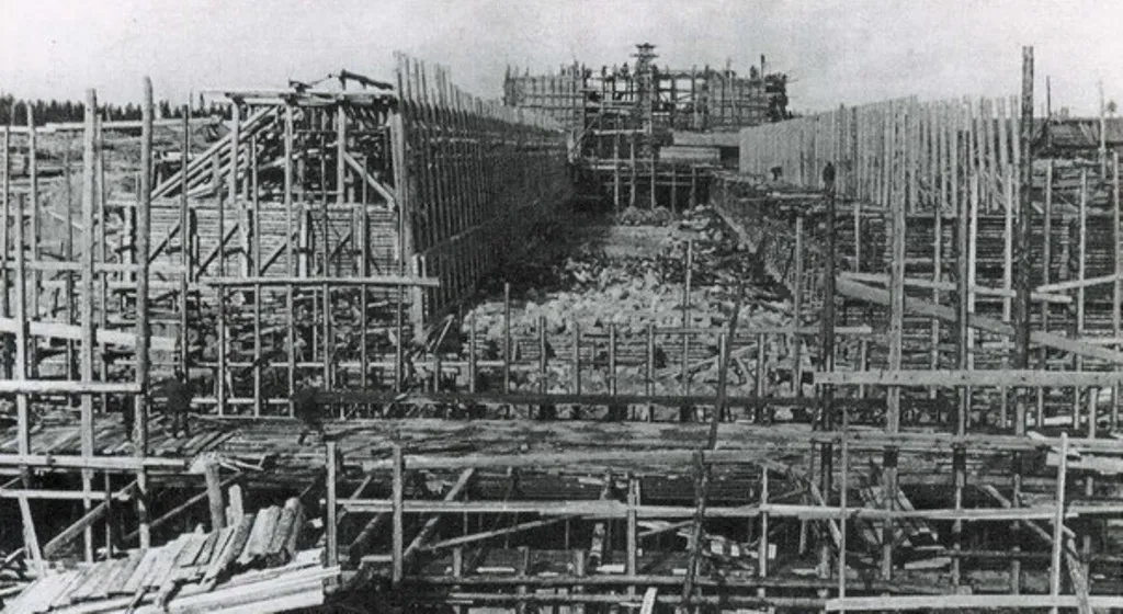 Беломорско-Балтийский канал, Беломорканал, ББК, до 1961 г. — Беломорско-Балтийский канал имени Сталина) — канал, соединяющий Белое море с Онежским озером