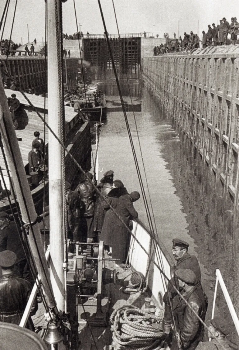 Беломорско-Балтийский канал, Беломорканал, ББК, до 1961 г. — Беломорско-Балтийский канал имени Сталина) — канал, соединяющий Белое море с Онежским озером