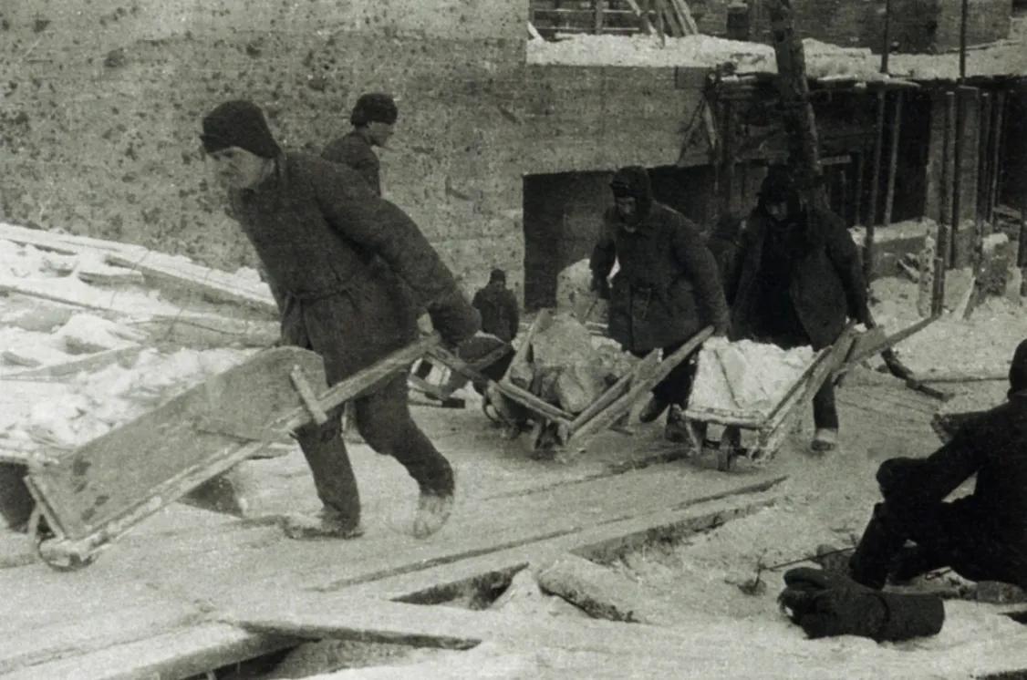 Беломорско-Балтийский канал, Беломорканал, ББК, до 1961 г. — Беломорско-Балтийский канал имени Сталина) — канал, соединяющий Белое море с Онежским озером