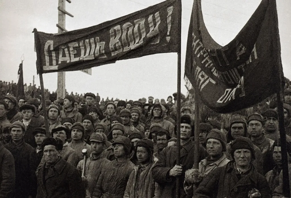 Беломорско-Балтийский канал, Беломорканал, ББК, до 1961 г. — Беломорско-Балтийский канал имени Сталина) — канал, соединяющий Белое море с Онежским озером