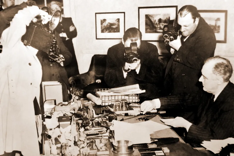 Präsident Roosevelt unter dem Fokus von Fotokameras unterzeichnet den