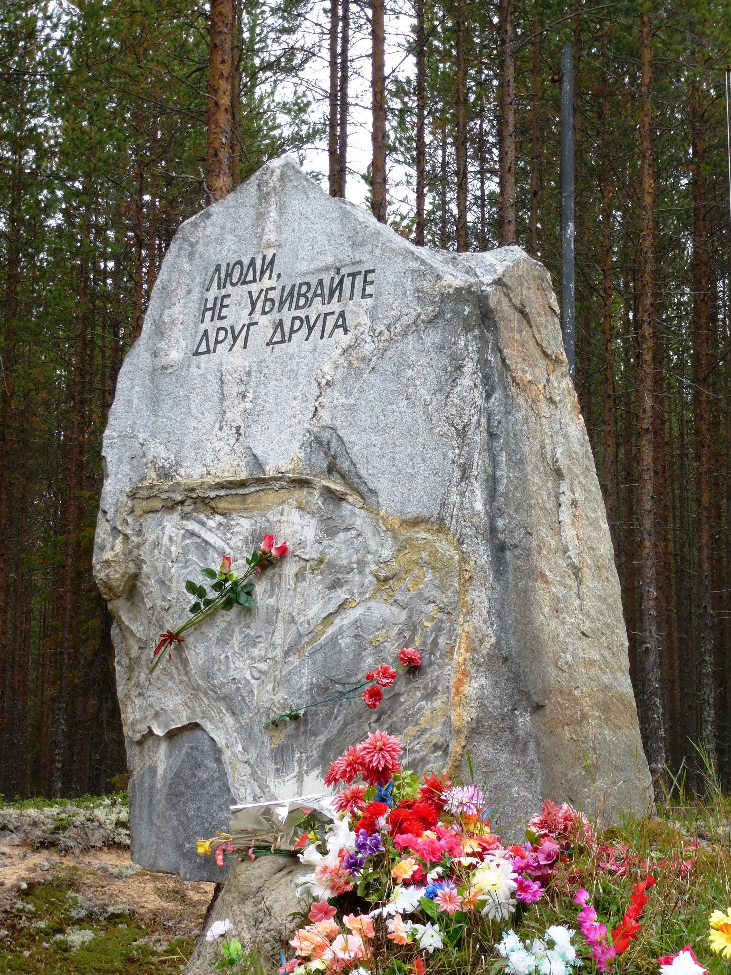 Das Denkmal an der Stelle der Massenexekutionen im Gebiet Sandarmokh nahe der Stadt Medvezhyegorsk, Republik Karelien.