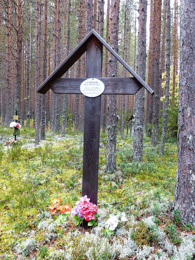 Das Denkmal an der Stelle der Massenexekutionen im Gebiet Sandarmokh nahe der Stadt Medvezhyegorsk, Republik Karelien.