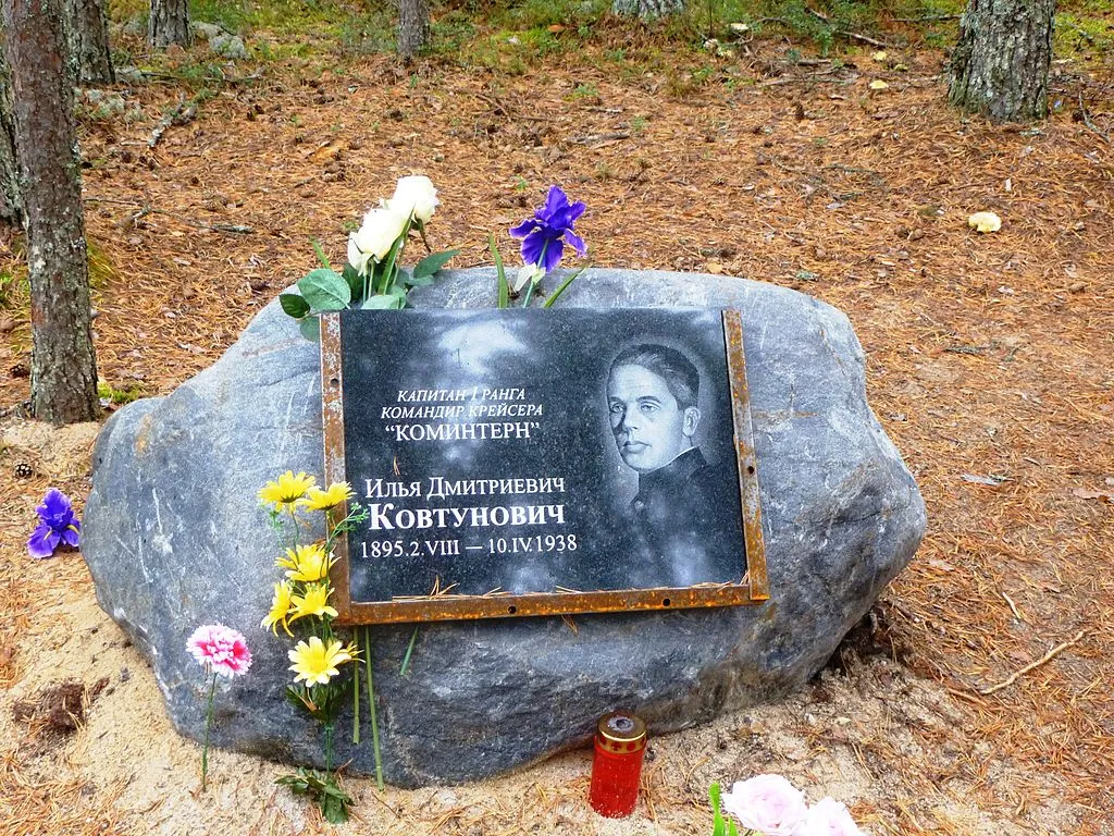 Das Denkmal an der Stelle der Massenexekutionen im Gebiet Sandarmokh nahe der Stadt Medvezhyegorsk, Republik Karelien.