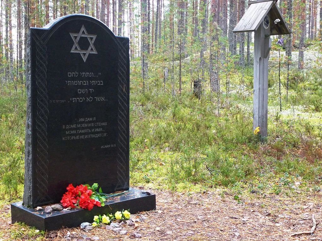 Das Denkmal an der Stelle der Massenexekutionen im Gebiet Sandarmokh nahe der Stadt Medvezhyegorsk, Republik Karelien.