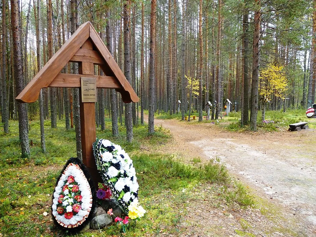 Das Denkmal an der Stelle der Massenexekutionen im Gebiet Sandarmokh nahe der Stadt Medvezhyegorsk, Republik Karelien.