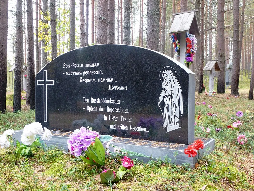 Das Denkmal an der Stelle der Massenexekutionen im Gebiet Sandarmokh nahe der Stadt Medvezhyegorsk, Republik Karelien.