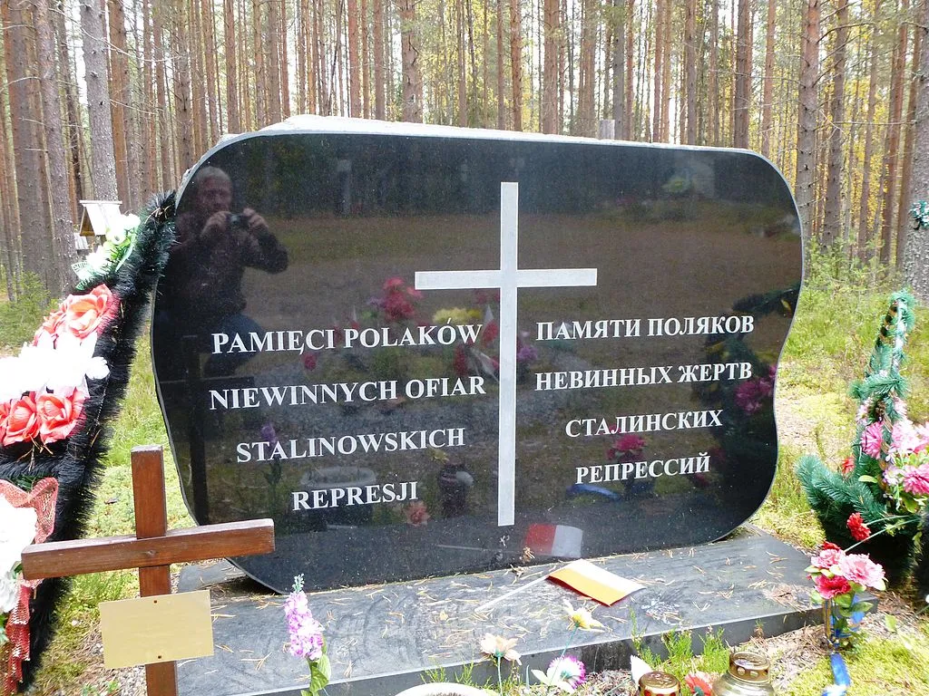 Das Denkmal an der Stelle der Massenexekutionen im Gebiet Sandarmokh nahe der Stadt Medvezhyegorsk, Republik Karelien.