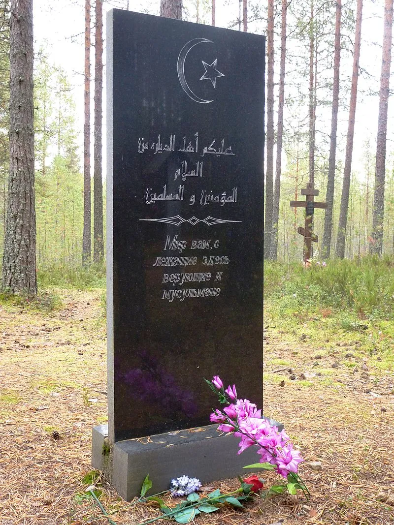 Das Denkmal an der Stelle der Massenexekutionen im Gebiet Sandarmokh nahe der Stadt Medvezhyegorsk, Republik Karelien.