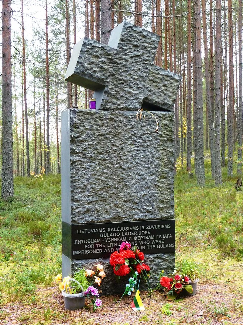 Das Denkmal an der Stelle der Massenexekutionen im Gebiet Sandarmokh nahe der Stadt Medvezhyegorsk, Republik Karelien.