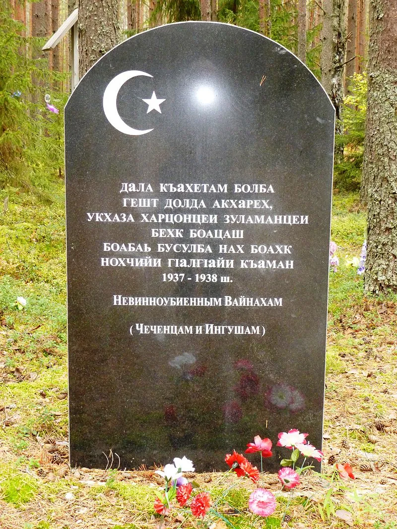 Das Denkmal an der Stelle der Massenexekutionen im Gebiet Sandarmokh nahe der Stadt Medvezhyegorsk, Republik Karelien.