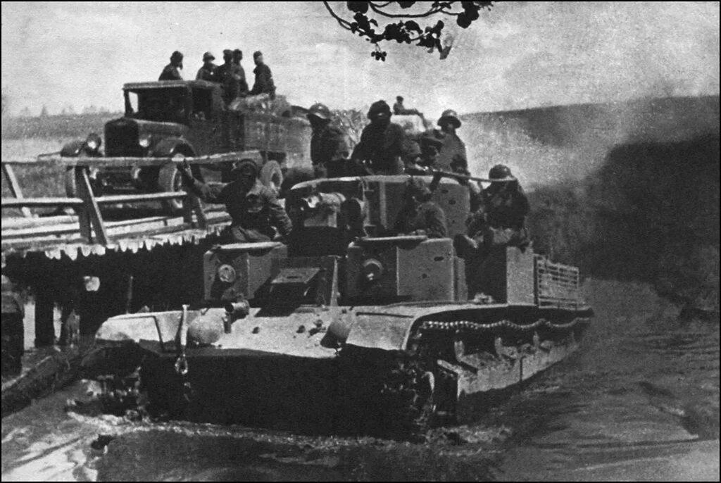 Т-28 переезжает вброд речку близ села Мир в Польше (ныне это Белоруссия)