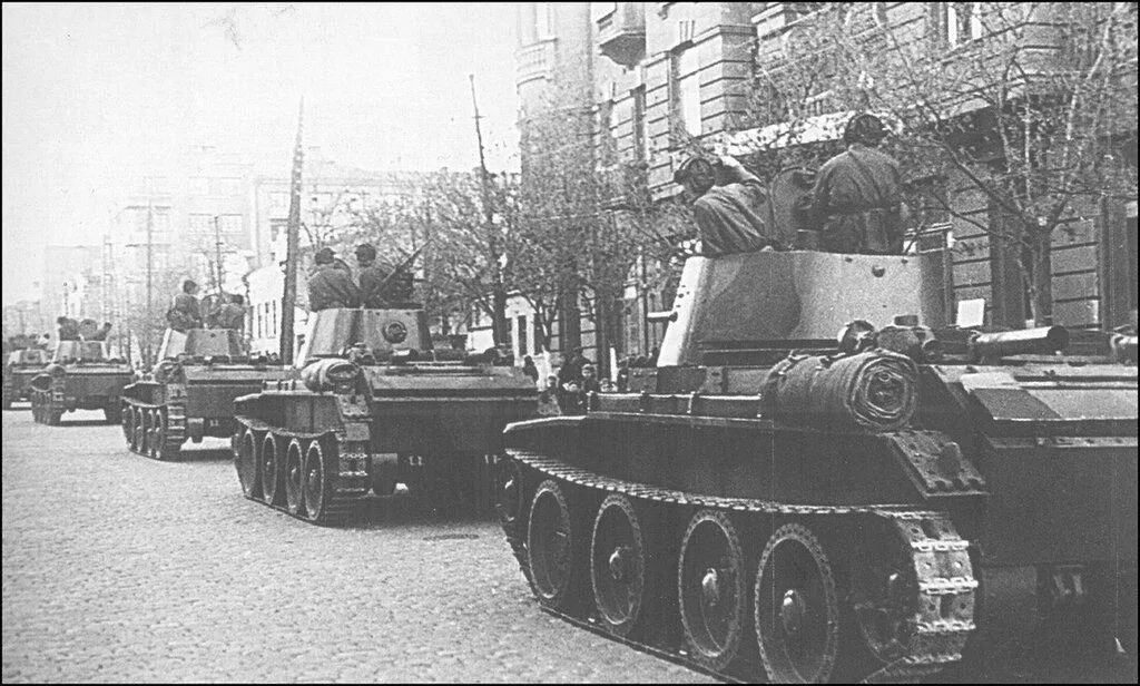 Танки БТ-7 во Львове. 18 сентября 1939 года