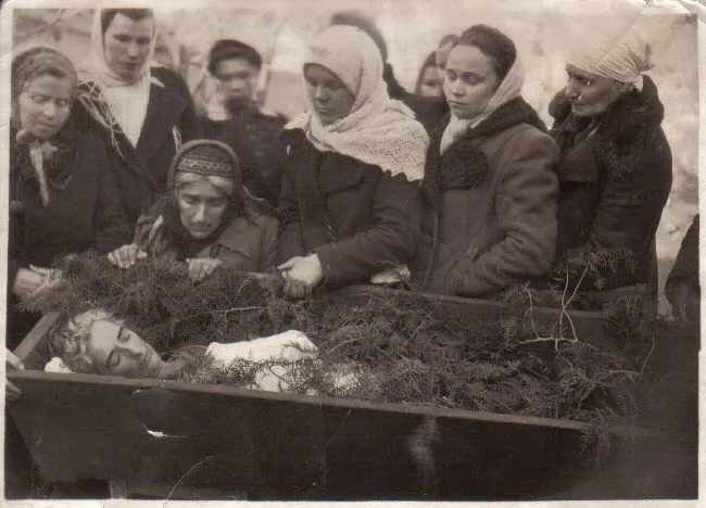 Мария Александровна Пригова. Похороны. Мама рядом с гробом сидит. Мария Александровна Пригова. Похороны.