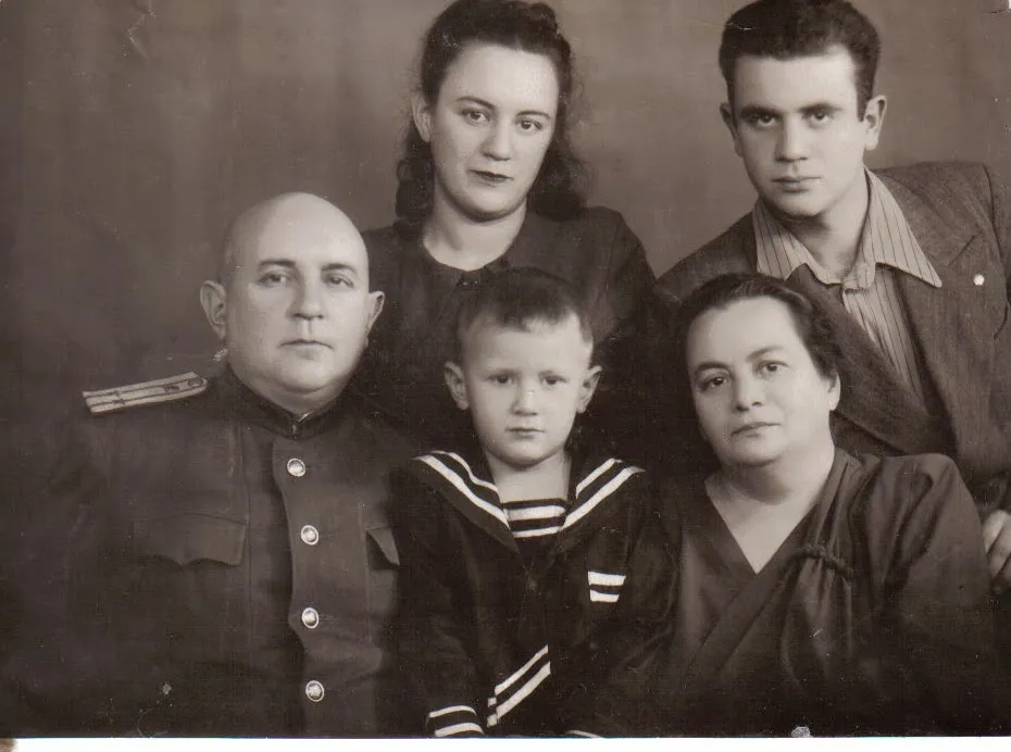 Слева - направо дядя Боря , дочь Мура , сын Витя , сидят внук Женя , тётя Соня Слева - направо дядя Боря , дочь Мура , сын Витя , сидят внук Женя , тётя Соня