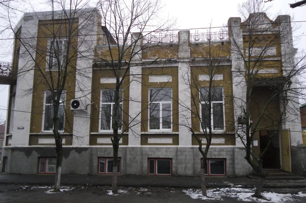 Современный вид дома Ф.С.Рубцова. Этот тот дом в котором проживал П.Н.Краснов находясь в ст. Константиновской в период с февраля по апрель 1918 года. Современный вид дома Ф.С.Рубцова. Этот тот дом в котором проживал П.Н.Краснов находясь в ст. Константиновской в период с февраля по апрель 1918 года.