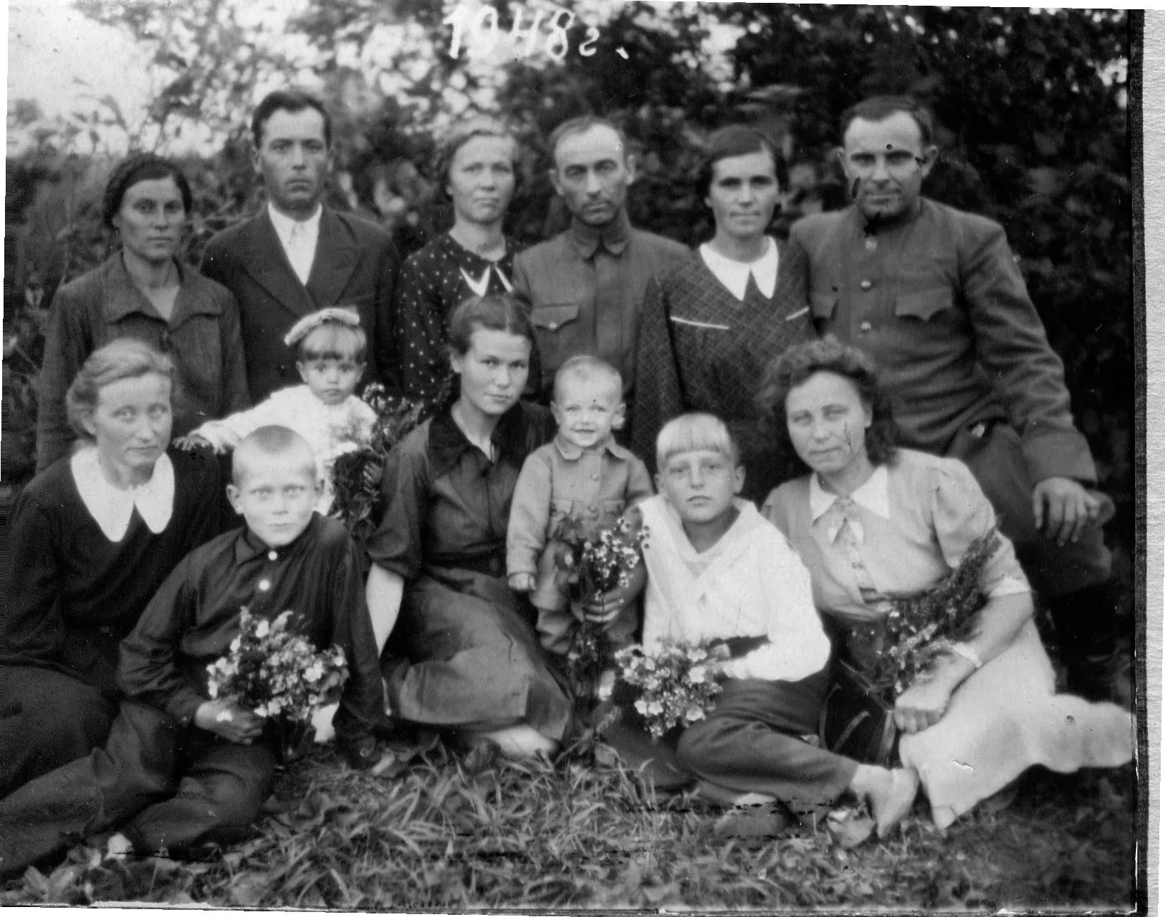 1948 год. Внизу слева Вили с мамой, выше маленькая Люся (мама Юли Кохановой)