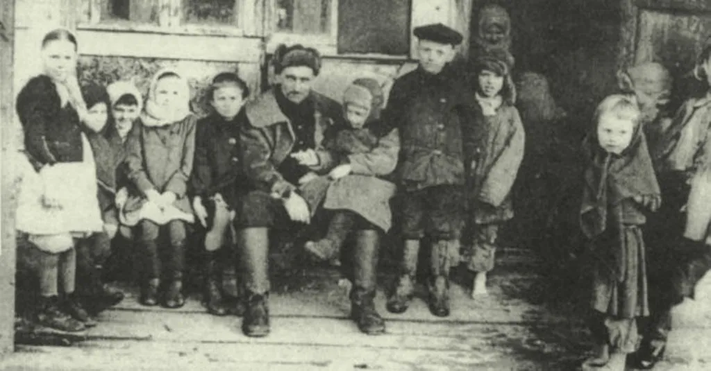 Крестьяне-спецпереселенцы на пороге барака. 1930-е годы